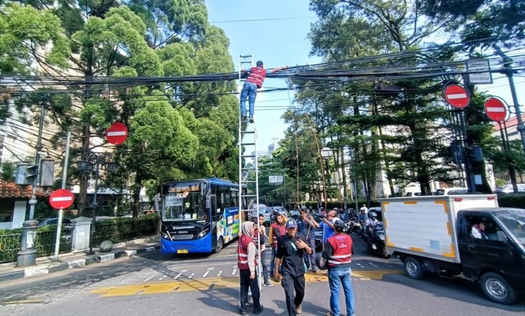 Penertiban Kabel Udara di Bandung