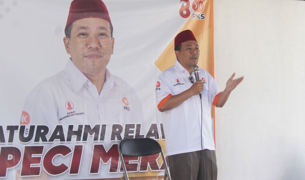 'Si Peci Merah' Lambang Persahabatan dan Kesetiaan