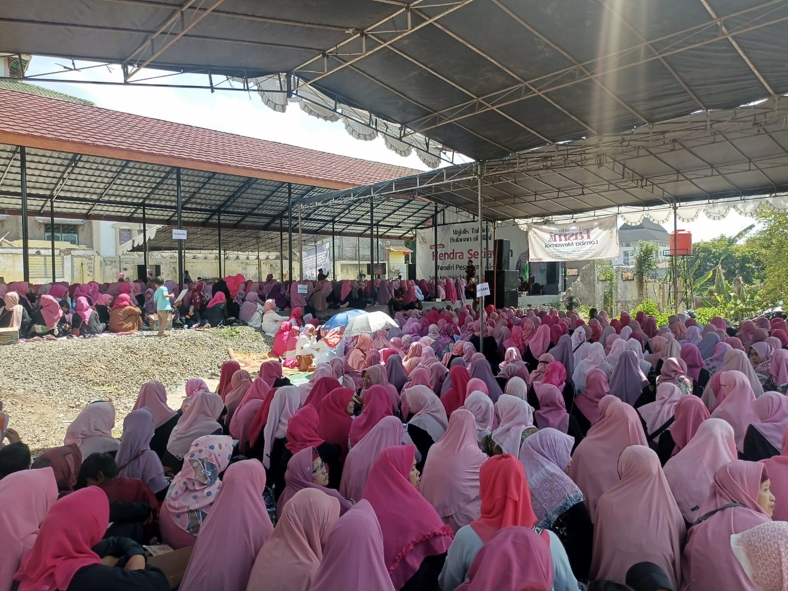 Ribuan Jamaah Hadir Dalam Tabligh Akbar Majelis Taklim Se-Kecamatan Cibiru